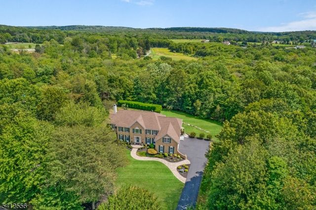 5 Surrey Ln, Washington Twp., NJ 07853