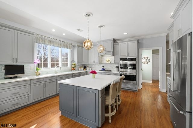 5 Surrey Ln, Washington Twp., NJ 07853