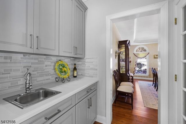 5 Surrey Ln, Washington Twp., NJ 07853