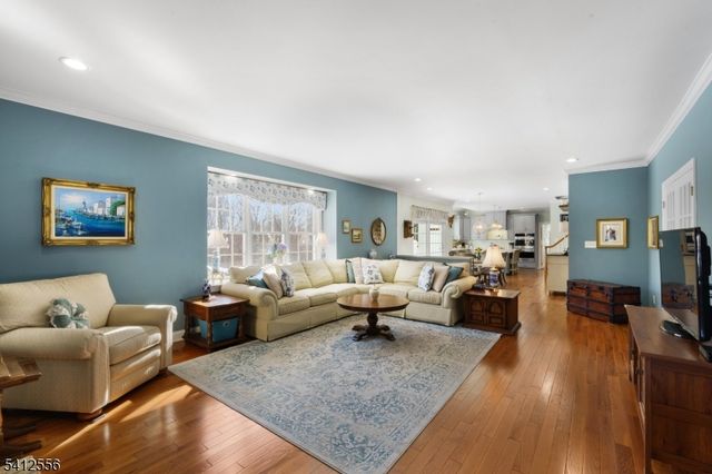 5 Surrey Ln, Washington Twp., NJ 07853