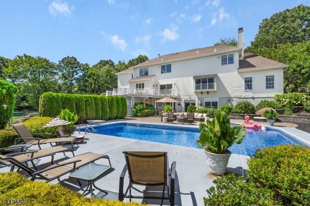 5 Surrey Ln, Washington Twp., NJ 07853