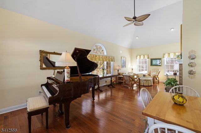 5 Surrey Ln, Washington Twp., NJ 07853