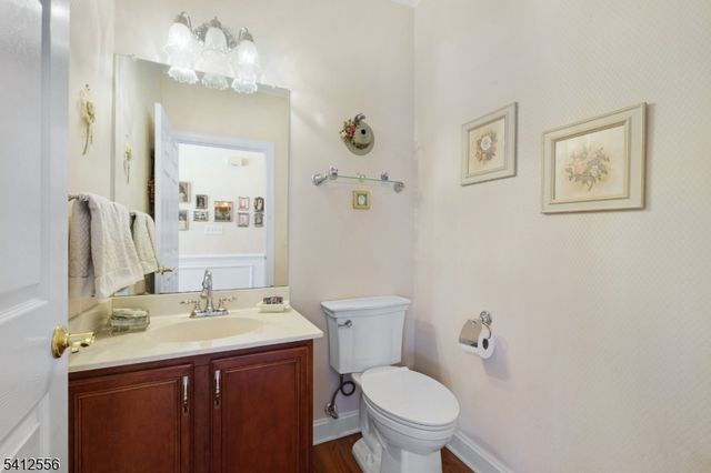 5 Surrey Ln, Washington Twp., NJ 07853