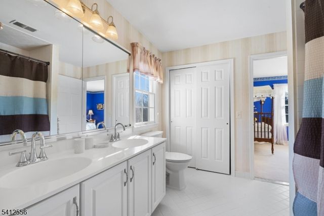 5 Surrey Ln, Washington Twp., NJ 07853