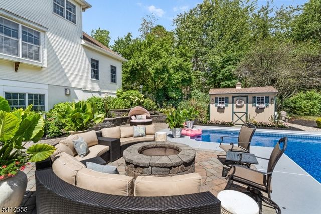 5 Surrey Ln, Washington Twp., NJ 07853