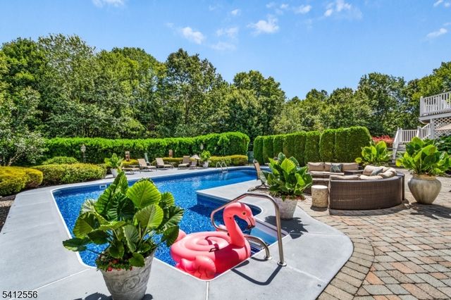 5 Surrey Ln, Washington Twp., NJ 07853