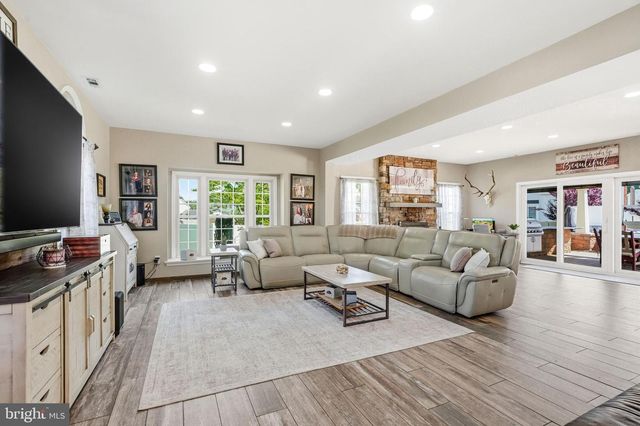 6 WILLIAMSBURG CT, Sewell, NJ 08080