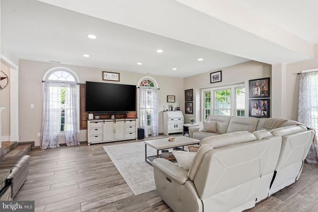 6 WILLIAMSBURG CT, Sewell, NJ 08080