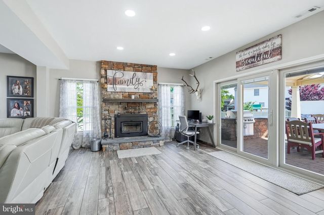 6 WILLIAMSBURG CT, Sewell, NJ 08080