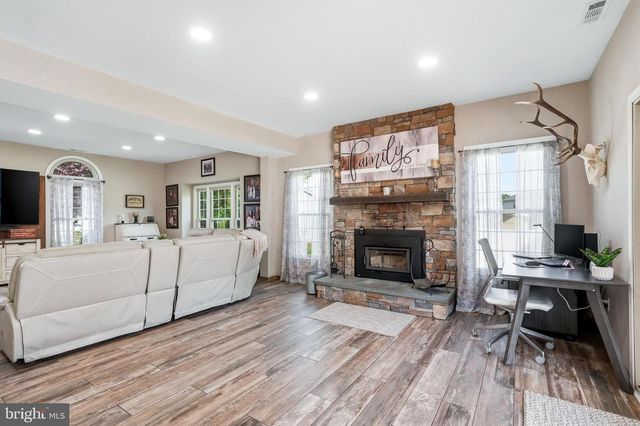 6 WILLIAMSBURG CT, Sewell, NJ 08080