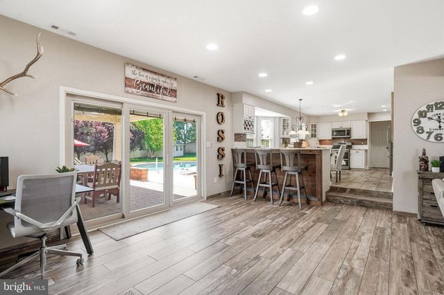 6 WILLIAMSBURG CT, Sewell, NJ 08080