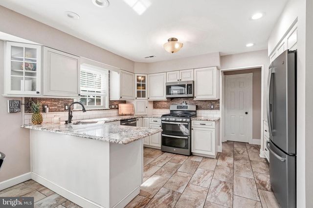 6 WILLIAMSBURG CT, Sewell, NJ 08080