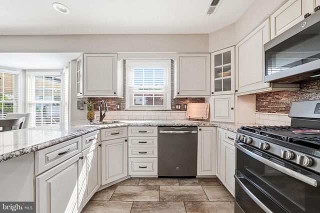 6 WILLIAMSBURG CT, Sewell, NJ 08080