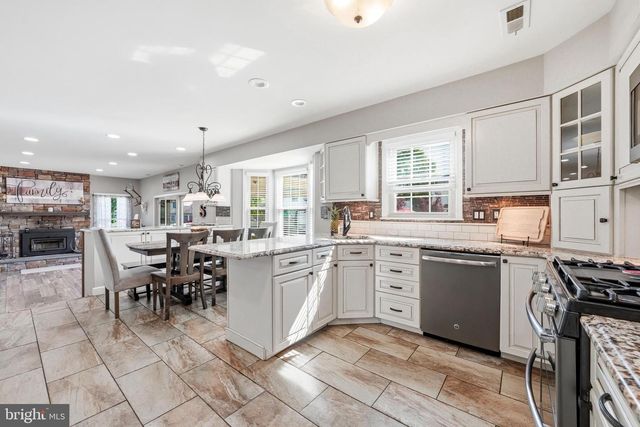 6 WILLIAMSBURG CT, Sewell, NJ 08080
