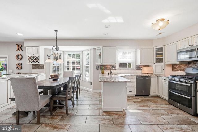 6 WILLIAMSBURG CT, Sewell, NJ 08080