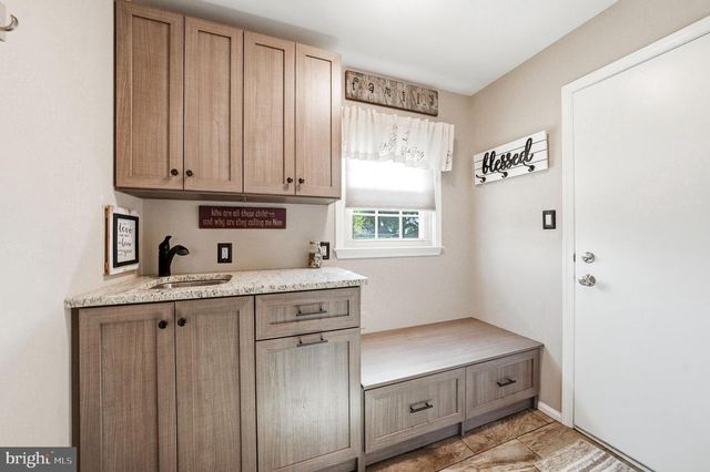 6 WILLIAMSBURG CT, Sewell, NJ 08080