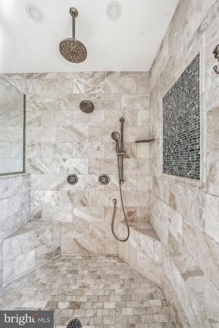 6 WILLIAMSBURG CT, Sewell, NJ 08080