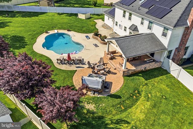 6 WILLIAMSBURG CT, Sewell, NJ 08080