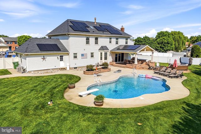 6 WILLIAMSBURG CT, Sewell, NJ 08080