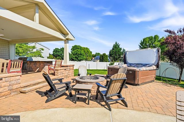 6 WILLIAMSBURG CT, Sewell, NJ 08080