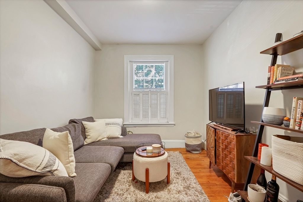 130 Myrtle St 2, Boston, MA 02114