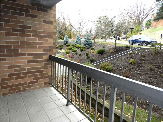 1500 Cochran Rd 512, Scott Twp, PA 15243