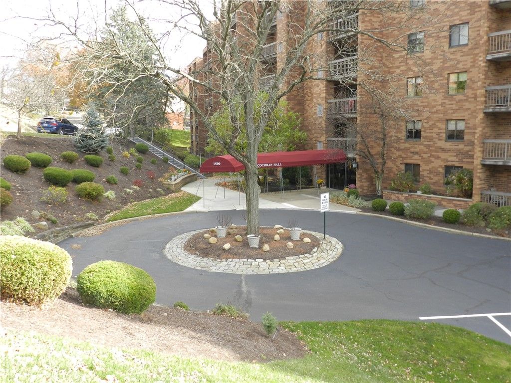 1500 Cochran Rd 512, Scott Twp, PA 15243