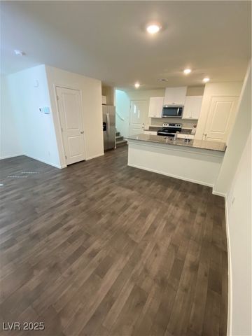 345 Summer Sparrow Avenue, Henderson, NV 89011