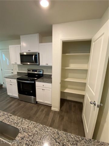 345 Summer Sparrow Avenue, Henderson, NV 89011