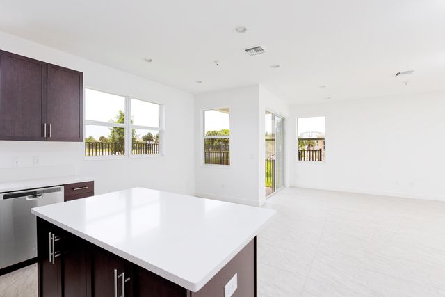 6961 Pines Circle 27, Coconut Creek, FL 33073