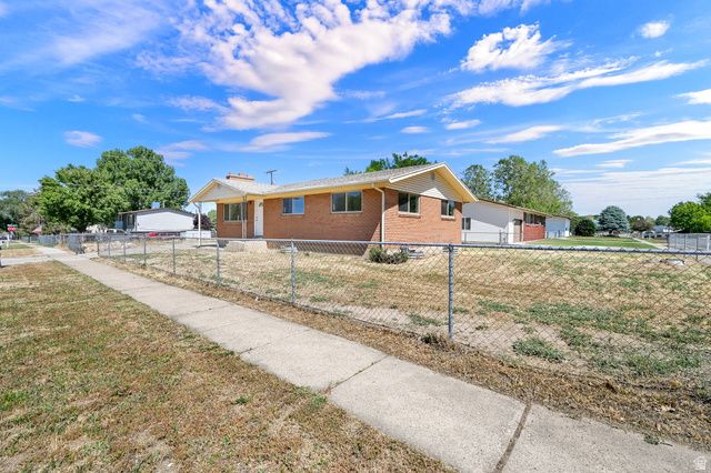 846 W 2400 N, Clinton, UT 84015