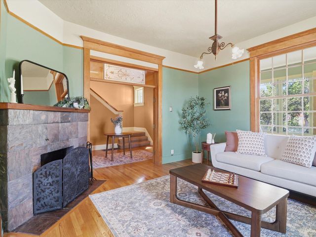 216 9th Street NW, Albuquerque, NM 87102