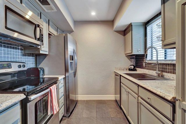 1050 E Ramon Road 3, Palm Springs, CA 92264