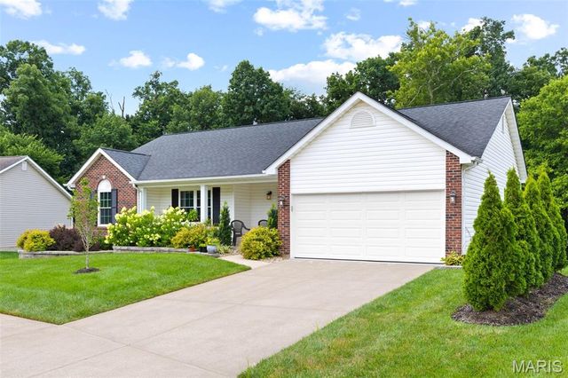 38 Eagle Spur Court, St Charles, MO 63303