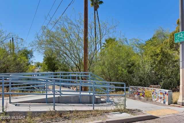 2825 E Arroyo Chico, Tucson, AZ 85716