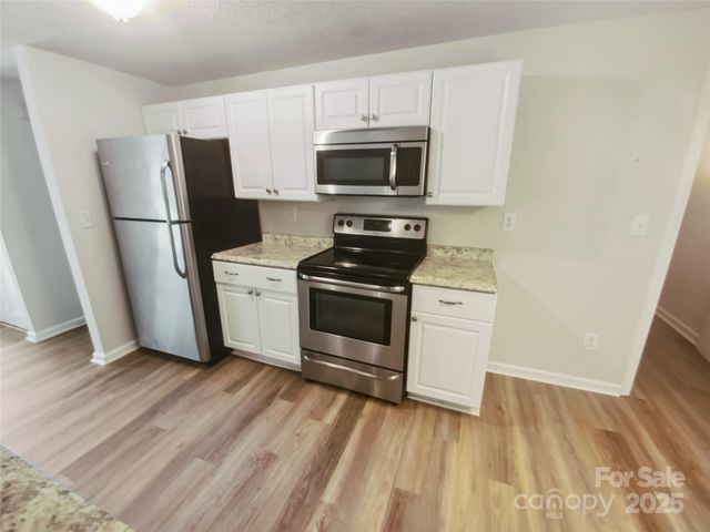 6041 Misty Way Lane, Charlotte, NC 28212