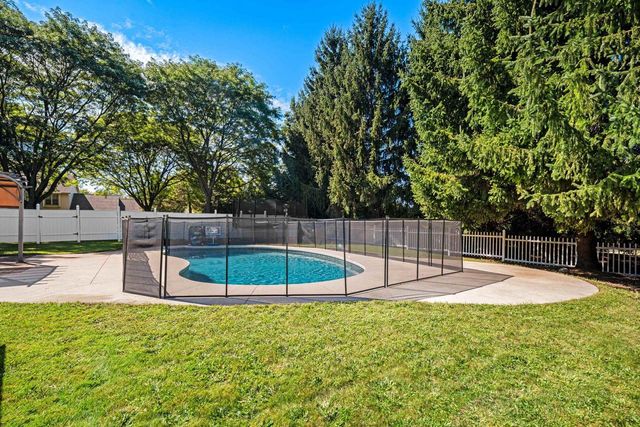 618 NIGHT COURT, Green Bay, WI 54313