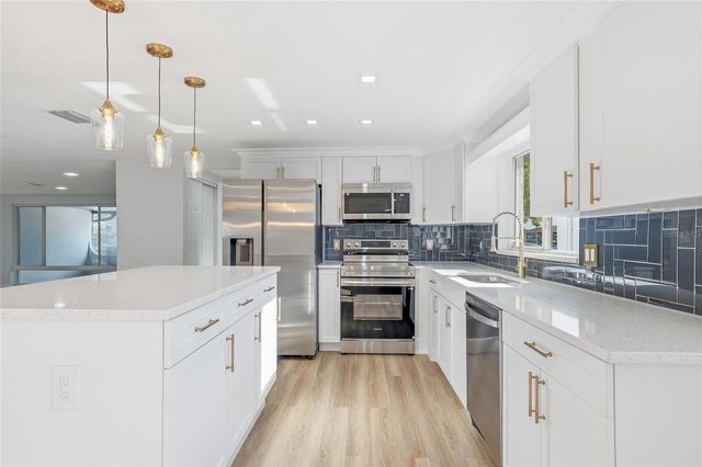 9821 LAKESIDE LANE, Port Richey, FL 34668