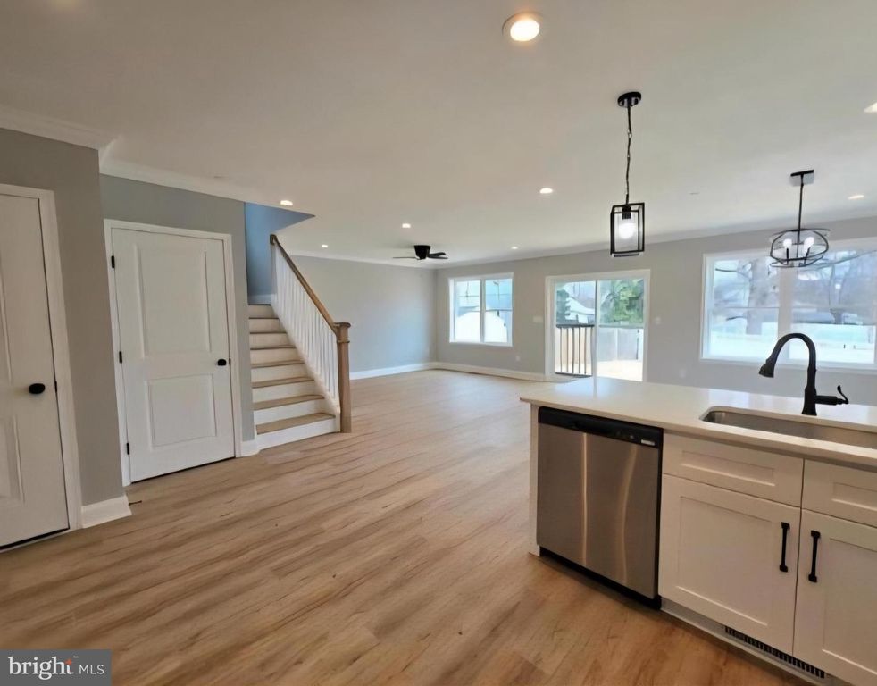 Image 2 of property listing at 259 ARUNDEL RD, Pasadena, MD 21122