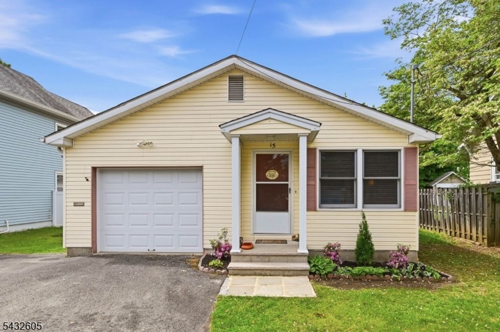 15 Orchard St, Bloomingdale Boro, NJ 07403 — exterior
