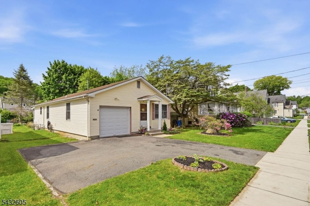 15 Orchard St, Bloomingdale Boro, NJ 07403 — photo 5