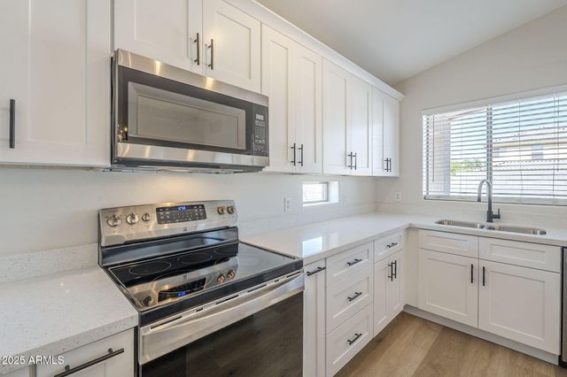 2518 W CARSON Road, Phoenix, AZ 85041