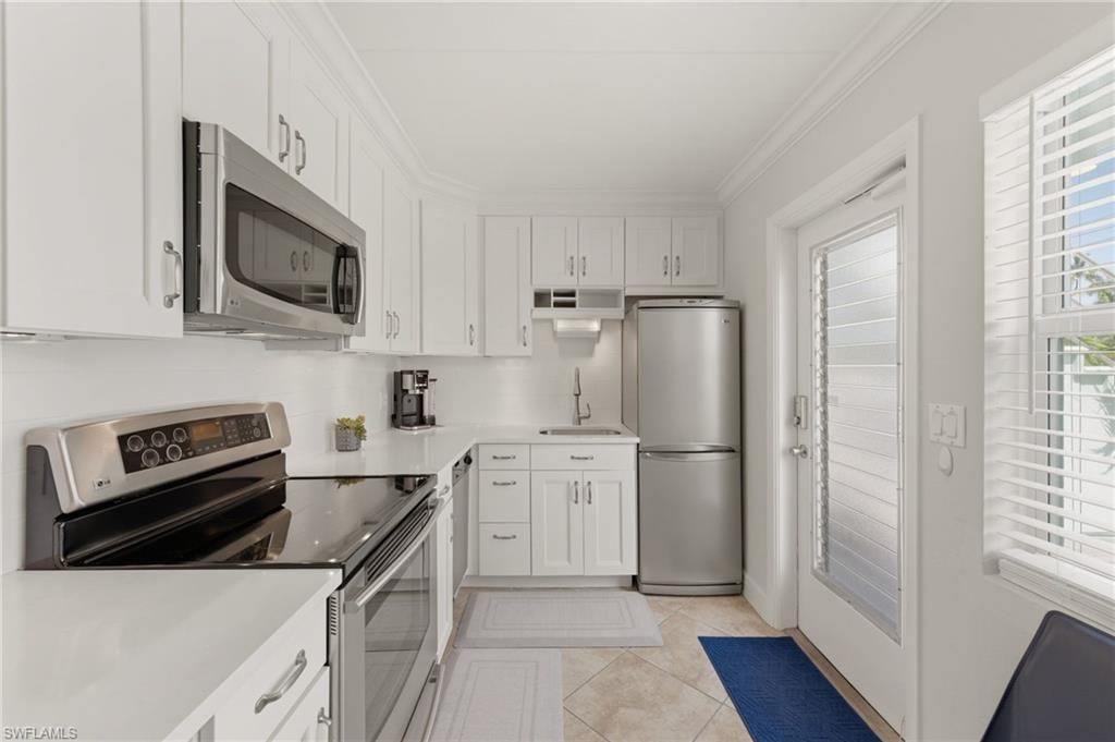 275 8th AVE S 275, NAPLES, FL 34102 — photo 4