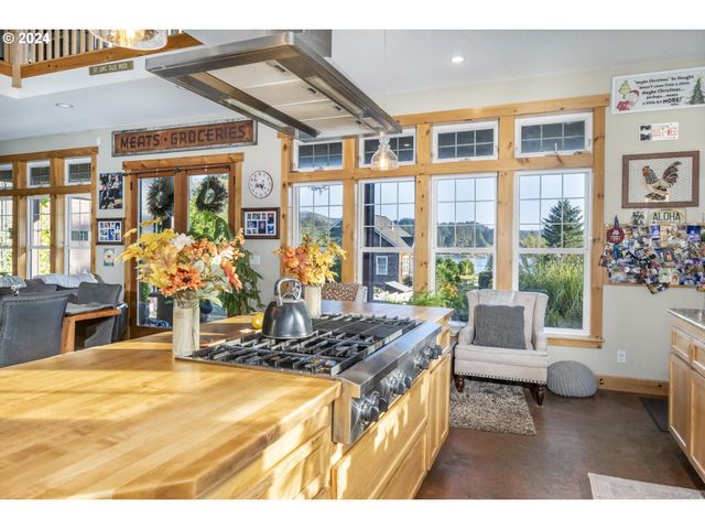 4701 Ne NEOTSU Dr, Neotsu, OR 97364