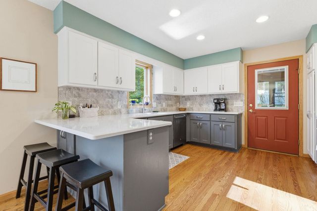 1646 Mayfield Heights Road, Mendota Heights, MN 55118