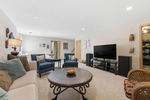 1646 Mayfield Heights Road, Mendota Heights, MN 55118