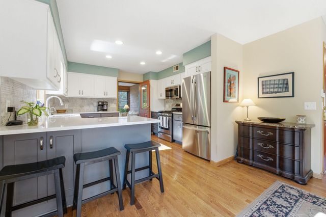 1646 Mayfield Heights Road, Mendota Heights, MN 55118