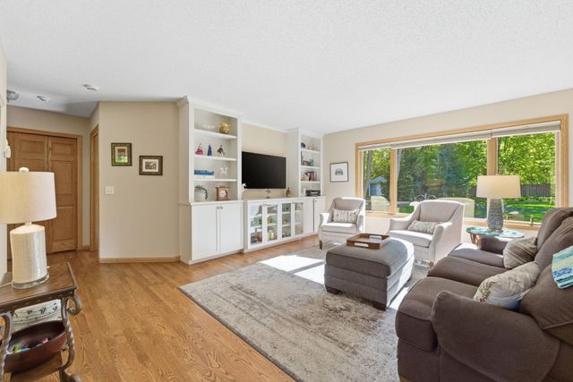 1646 Mayfield Heights Road, Mendota Heights, MN 55118