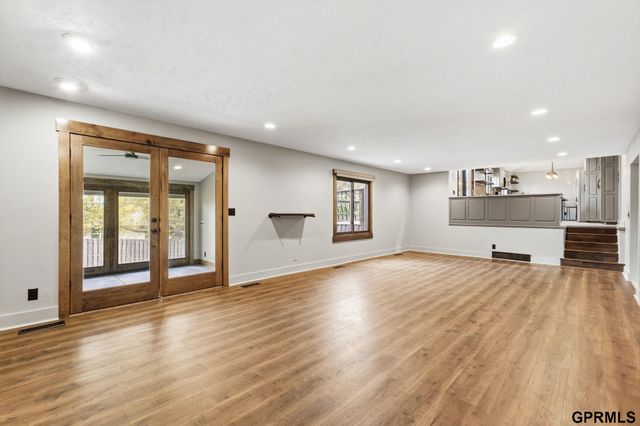 1226 N 121 Street, Omaha, NE 68154