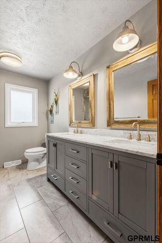 1226 N 121 Street, Omaha, NE 68154